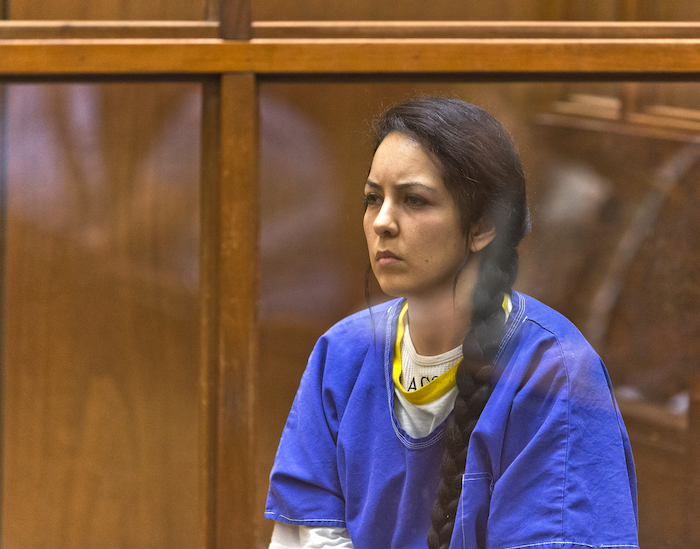 Alondra Ocampo participa en una audiencia de la Corte Superior del condado Los Ángeles el viernes 19 de junio de 2019, detrás de un cristal. Ocampo es coacusada en un juicio por abuso sexual contra Naasón Joaquín García, líder de la iglesia mexicana La Luz del Mundo. 