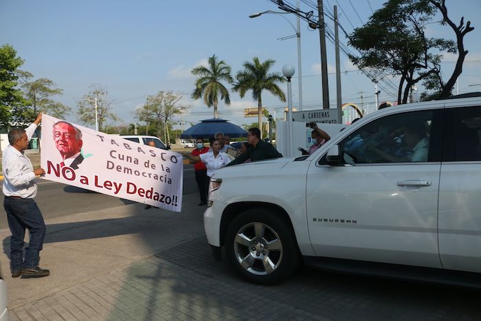 Los inconformes mostraron pancartas y obstruyeron el paso de la unidad del mandatario y su convoy cuando se dirigía a iniciar su gira de trabajo en el malecón Leandro Rovirosa colonia Gaviotas.