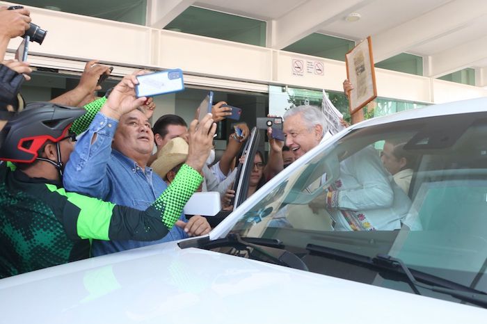 Grupos de ciudadanos se dieron cita en el hotel donde durmió el Presidente de México, Andrés Manuel López Obrador, durante su visita a Tabasco.