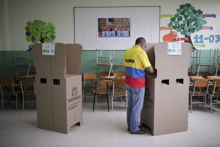 Un Votante Marca Su Boleta Durante La Segunda Vuelta De Las Elecciones Presidenciales En Bucaramanga Colombia El Domingo De Junio De