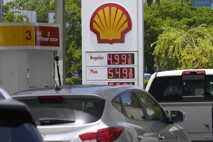 Automovilistas hacen fila para cargar gasolina a sus autos en una gasolinera de la compañía Shell, el viernes 17 de junio de 2022, en Miami.