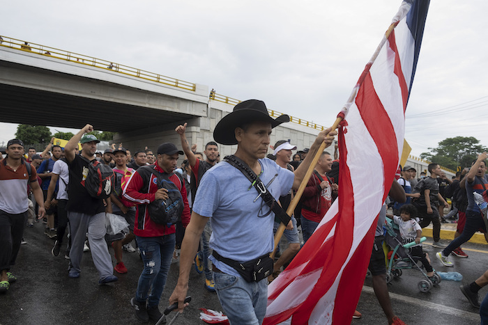 Un Migrante Lleva Una Bandera Estadounidense Mientras Arrastra Equipaje Durante Una Caravana De Migrantes Que Sale De La Ciudad De Tapachula En El Estado De Chiapas México La Madrugada Del Lunes De Junio De