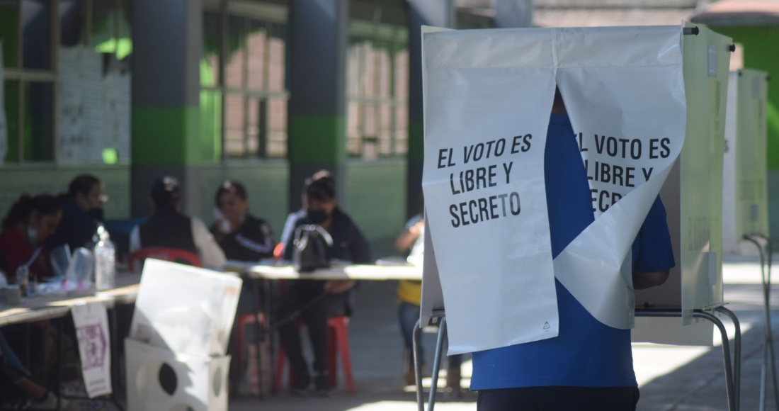 Afluencia regular de votantes registra la casilla especial 1452, ubicada en Tula de Allende. Personal de la Fiscalía General de la República (FGR), de la Procuraduría General de Justicia del Estado de Hidalgo (PGJEH), así como policías municipales y la estatal vigilan los comicios.