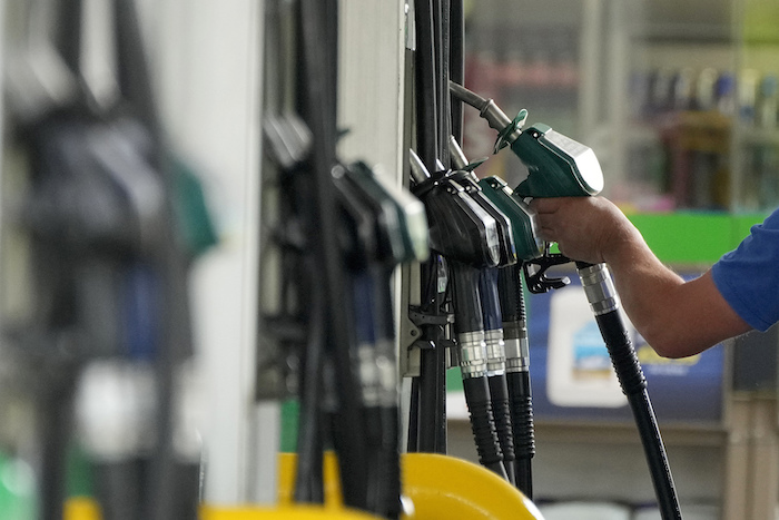 Un conductor toma una boquilla para cargar gasolina a su automóvil en Londres, el jueves 9 de junio de 2022.