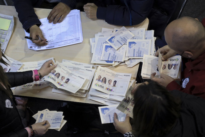 Oficiales electorales cuentan votos durante la segunda vuelta presidencial en Bogotá, Colombia, el domingo 19 de junio de 2022.