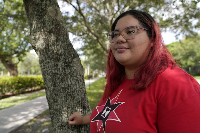 Cynthia Moreno, de 32 años, posa para una fotografía frente a las oficinas de la agencia de Inmigración y Control de Aduanas en Miramar, Florida, el miércoles 15 de junio del 2022.