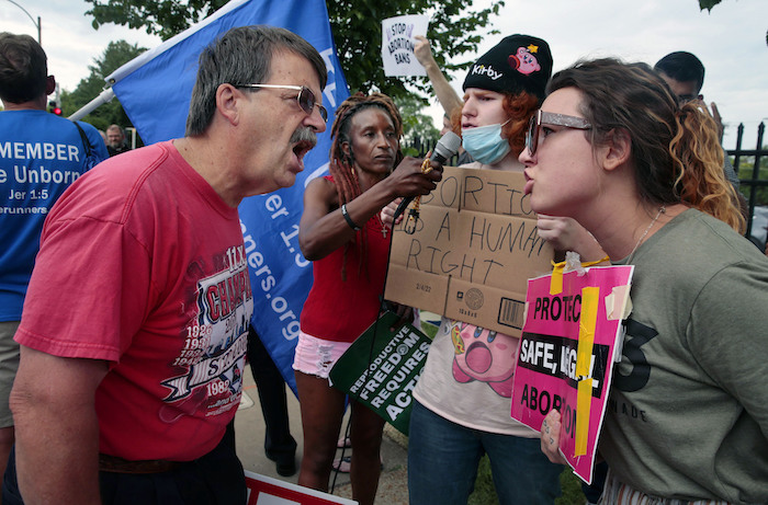 Steve Sallwasser discute sobre el aborto con Brittany Nickens mientras ambos participan en marchas con fines opuestos frente a las oficinas de Planned Parenthood de Missouri, luego del anuncio de la Corte Suprema de Estados Unidos de que revocó el caso Roe vs. Wade, que garantizaba el derecho a interrumpir el embarazo a nivel federal, el viernes 24 de junio de 2022, en San Luis.