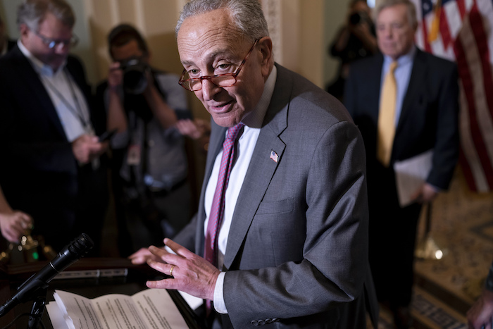 El dirigente de la mayoría en el Senado, el demócrata Chuck Schumer, responde preguntas en una conferencia de prensa en el Capitolio, Washington, 24 de mayo de 2022.