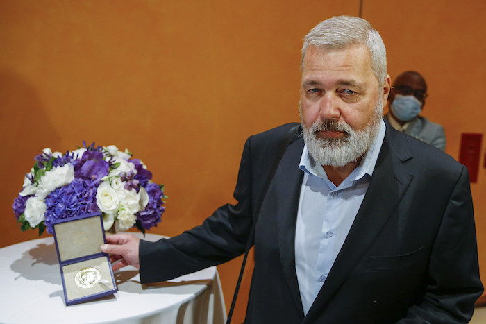 El Premio Nobel De La Paz Dmitry Muratov Editor Del Diario Ruso Novaya Gazeta Posa Junto a Su Medalla De Quilates Antes De Que Sea Subastada En Times Center El Lunes De Junio De En Nueva York