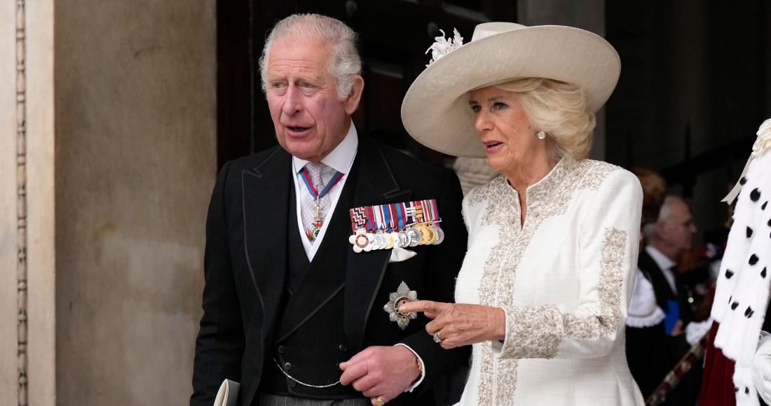 El príncipe Carlos y Camila, la duquesa de Cornualles, salen tras la misa de acción de gracias para la reina Isabel II en la Catedral de San Pablo en Londres el viernes 3 de junio de 2022 en el segundo de cuatro días de celebraciones por su Jubileo de Platino por sus 70 años de reinado.