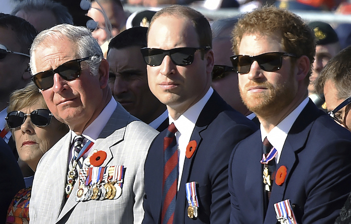 De Izquierda a Derecha El Príncipe Carlos De Inglaterra Y Sus Hijos Los Príncipes Guillermo Y Enrique Durante Una Ceremonia Por El Centenario De La Batalla De Vimy Ridge En Vimy Francia El De Abril De