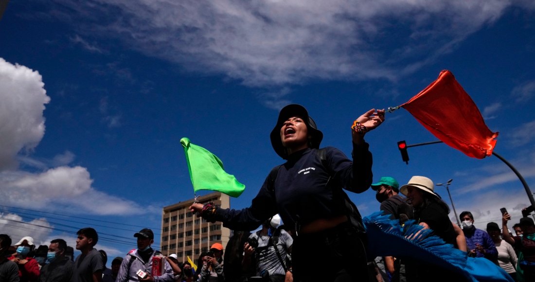 Estudiantes se suman a mujeres indígenas en una marcha en apoyo a las protestas y el paro nacional contra el Gobierno del Presidente Guillermo Lasso, a las afueras de la Universidad de Central, en Quito, Ecuador, el sábado 25 de junio de 2022.