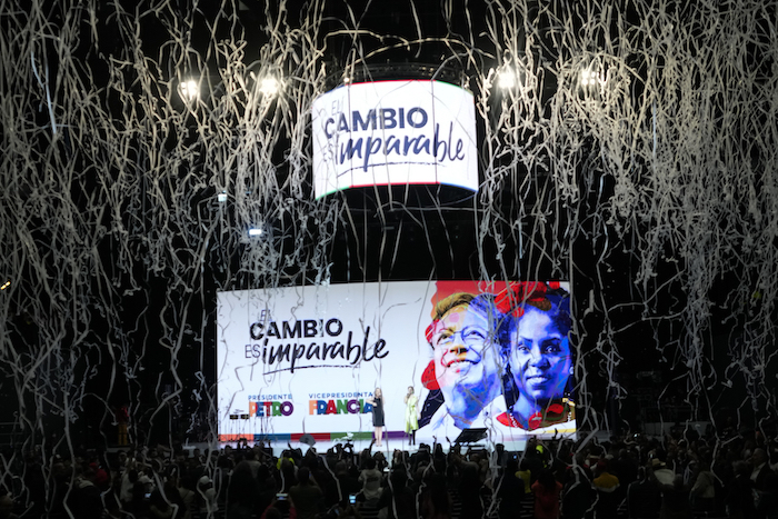 Explosión de confeti sobre una pantalla que muestra fotos del candidato presidencial Gustavo Petro, a la izquierda, y su compañera de fórmula Francia Márquez después de imponerse en la segunda vuelta en la sede electoral en Bogotá, Colombia, el domingo 19 de junio de 2022.