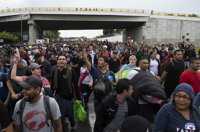 Un grupo de migrantes camina bajo una lluvia ligera al salir de la ciudad de Tapachula, en el estado de Chiapas, México, la madrugada del lunes 6 de junio de 2022.