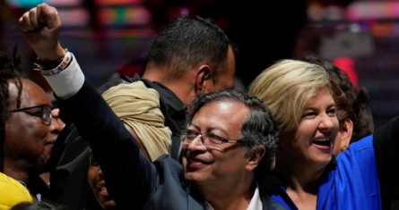 El exguerrillero Gustavo Petro y su esposa Verónica Alcocer celebran ante sus partidarios después de ganar la segunda vuelta de las elecciones presidenciales en Bogotá, Colombia, el domingo 19 de junio de 2022.