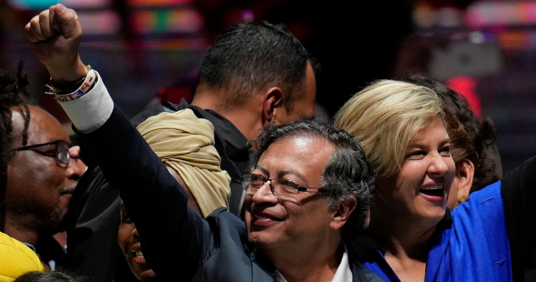 El exguerrillero Gustavo Petro y su esposa Verónica Alcocer celebran ante sus partidarios después de ganar la segunda vuelta de las elecciones presidenciales en Bogotá, Colombia, el domingo 19 de junio de 2022.