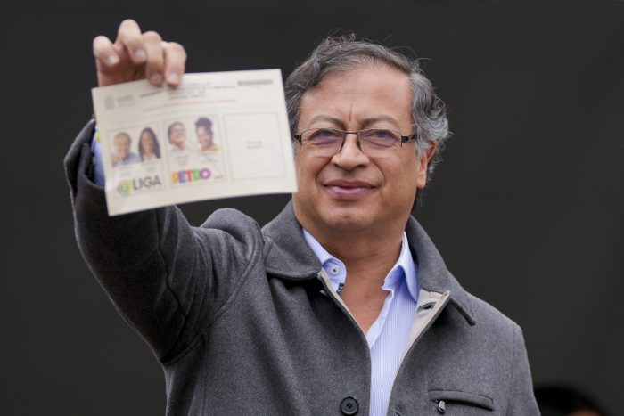 Gustavo Petro, candidato presidencial de la coalición Pacto Histórico, muestra su boleta antes de votar en una segunda vuelta presidencial en Bogotá, Colombia, el domingo 19 de junio de 2022.