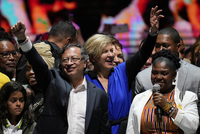 El exguerrillero Gustavo Petro, a la izquierda, su esposa Verónica Alcocer, atrás al centro, y su compañera de fórmula Francia Márquez, celebran ante sus seguidores después de ganar la segunda vuelta de las elecciones presidenciales en Bogotá, Colombia, el domingo 19 de junio de 2022.