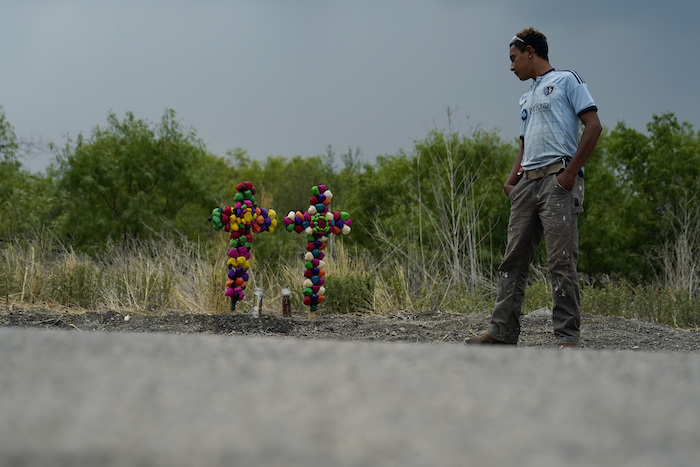 Un Hombre Camina Frente Al Lugar En Donde Las Autoridades Encontraron Medio Centenar De Migrantes Muertos Dentro De Un Tractocamión El Martes De Junio De En San Antonio