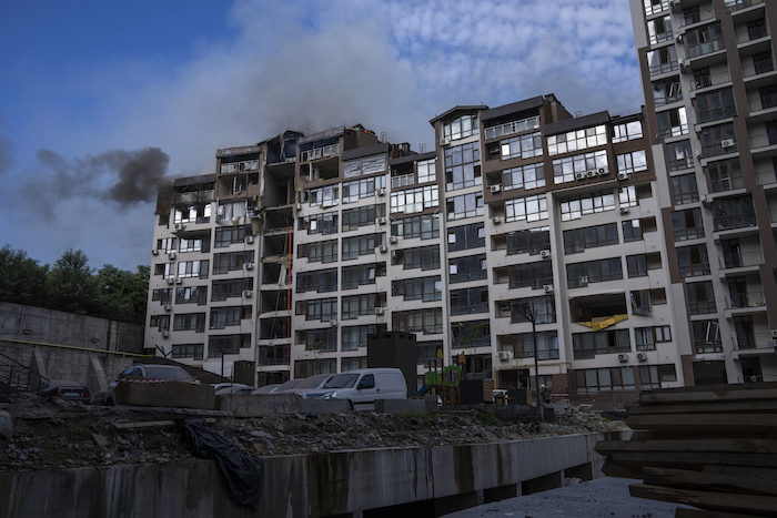 Humo Sale De Un Edificio Residencial Tras Explosiones En Kiev Ucrania El Domingo De Junio De