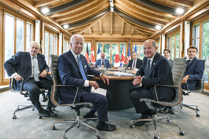 El Presidente Estadounidense Joe Biden Al Centro Participa En Un Almuerzo De Trabajo Con Otros Mandatarios Del G Para Discutir La Guerra En Ucrania Y La Economía Global