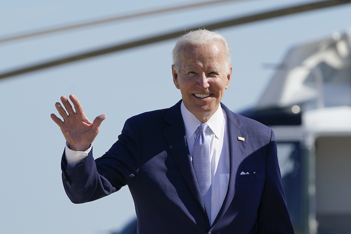 El Presidente estadounidense Joe Biden saluda a la prensa antes de abordar el avión presidencial en la Base Aérea Andrews, en Maryland, el 25 de junio del 2022.