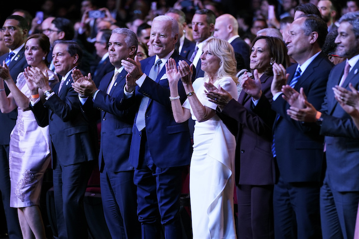 El Presidente Estadounidense Joe Biden Aplaude Junto a Varios Mandatarios Durante La Ceremonia De Inauguración De La Cumbre De Las Américas El Miércoles De Junio De En Los Ángeles