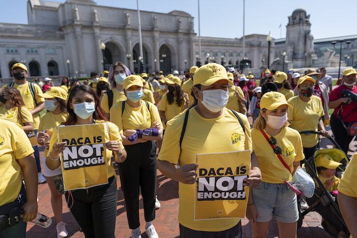 Jóvenes migrantes participan en una marcha en Washington el miércoles 15 de junio del 2022 con motivo del décimo aniversario de un programa de alivio migratorio conocido como DACA.