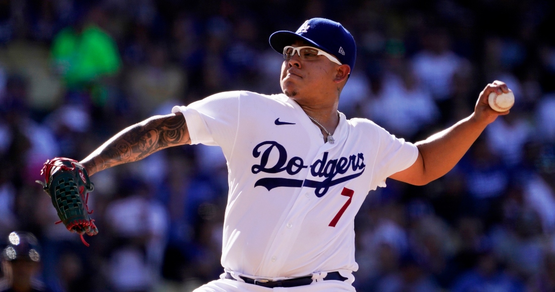 El mexicano Julio Urías, de los Dodgers de Los Ángeles hace un lanzamiento al plato en el segundo inning del encuentro del sábado 18 de junio de 2022, ante los Guardianes de Cleveland.