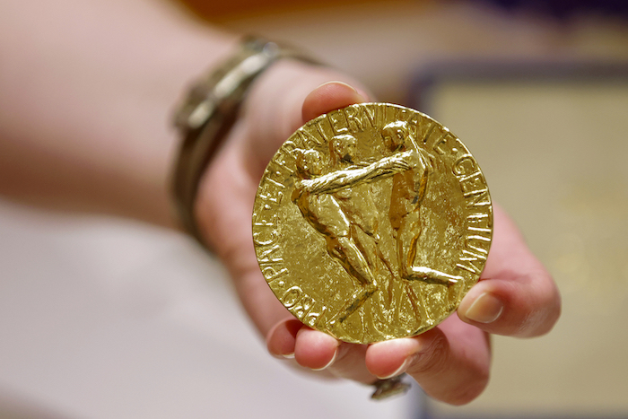 Una Empleada Sostiene La Medalla Del Premio Nobel De La Paz Del Periodista Ruso Dmitry Muratov De Quilates Antes De Que Sea Subastada En Times Center El Lunes De Junio De En Nueva York