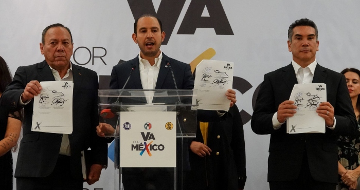 Jesús Zambrano, Marko Cortés y Alejandro Moreno Cárdenas durante la conferencia de la Coalición Va por México en el hotel Marquis Reforma.