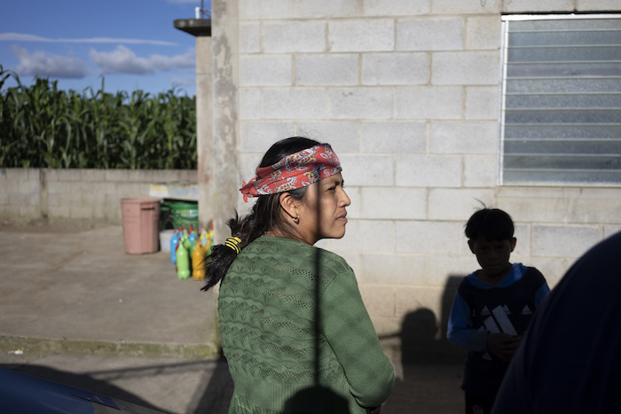 María Sipac Coj, madre de Pascual Melvin Guachiac, espera el inicio de una reunión comunitaria en Tzucubal, Guatemala, el miércoles 29 de junio de 2022. Pascual y su primo Wilmer Tulul, ambos de 13 años, estaban entre los muertos encontrados dentro de un camión con remolque cerca de patios de depósitos de chatarras de automóviles en las afueras de San Antonio, Texas, el lunes, en lo que se cree que es el episodio de contrabando humano más mortífero en la historia de Estados Unidos.