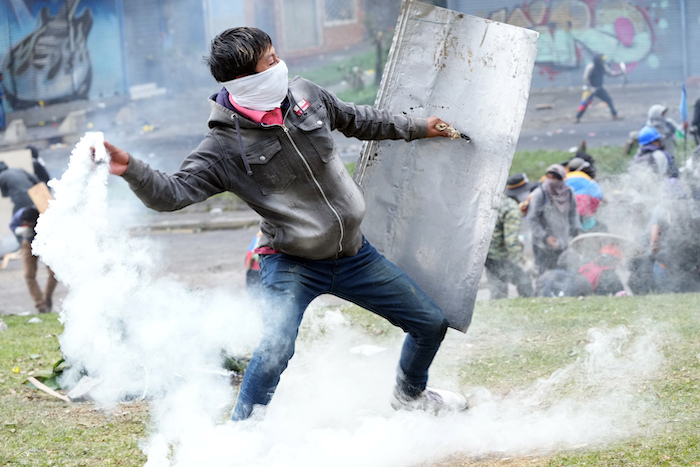 Un Manifestante Devuelve Un Bote De Gas Lacrimógeno Durante Los Enfrentamientos Con La Policía En El Centro De Quito Ecuador El Viernes De Junio De