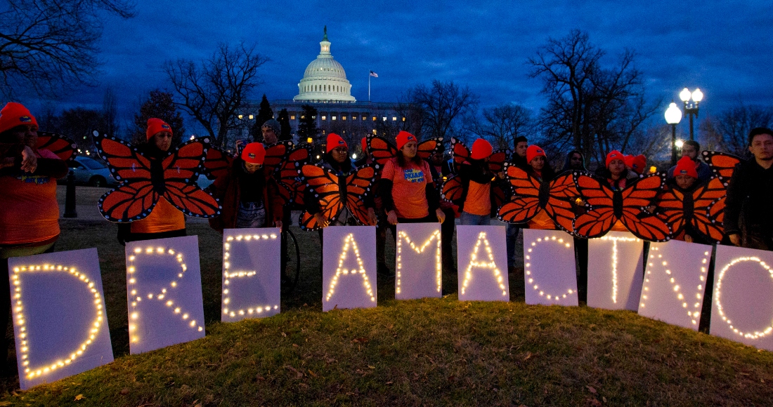 En esta imagen de archivo, manifestantes se concentran en apoyo de la Acción Diferida para los Llegados en la Infancia, DACA por sus siglas en inglés, en el exterior del Capitolio, en Washington, el 21 de enero de 2018. Daca celebra su 10mo aniversario el 14 de junio de 2022.