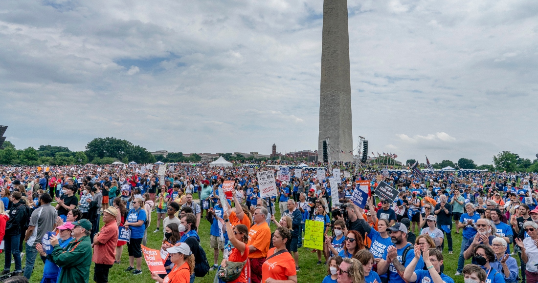 Una multitud participa en la segunda manifestación de la Marcha por Nuestras Vidas en apoyo del control de armas frente al Monumento a Washington, el sábado 11 de junio de 2022, en Washington.