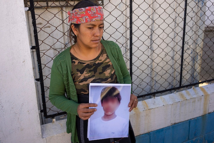 María Sipac Coj sostiene un retrato de su hijo Pascual Melvin Guachiac en Tzucubal, Guatemala, el miércoles 29 de junio de 2022. Pascual y su primo Wilmer Tulul, ambos de 13 años, estaban entre los decenas de fallecidos encontrados dentro de un camión con remolque cerca de los patios de depósitos de chatarras en la borde de San Antonio, Texas, el lunes, en lo que se cree que es el episodio de contrabando humano más mortífero de Estados Unidos.