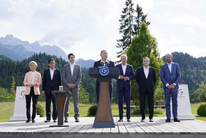 El Canciller Alemán Olaf Scholz En El Estrado Y De Izquierda a Derecha Ursula Von Der Leyen Presidenta De La Comisión Europea Fumio Kishida Primer Ministro De Japón Justin Trudeau Primer Ministro De Canadá Joe Biden Presidente De Estados Unidos Mario Draghi Primer Ministro De Italia Y Charles Michel Presidente Del Consejo Europeo Presentan Una Alianza Global De Infraestructura En Un Aparte De La Cumbre Del G En Elmau Alemania El Domingo De Junio De