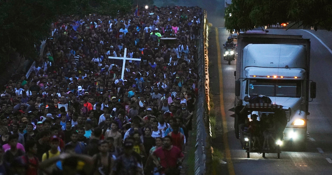 Migrantes, muchos de Centroamérica y Venezuela, caminan por la carretera Huehuetán en el estado de Chiapas, México, la madrugada del martes 7 de junio de 2022.