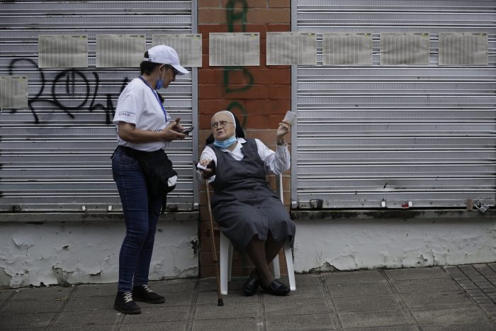 Una Monja Habla Con Una Funcionaria Electoral En Un Centro De Votación Durante La Segunda Vuelta De Las Elecciones Presidenciales En Bucaramanga Colombia El Domingo De Junio De