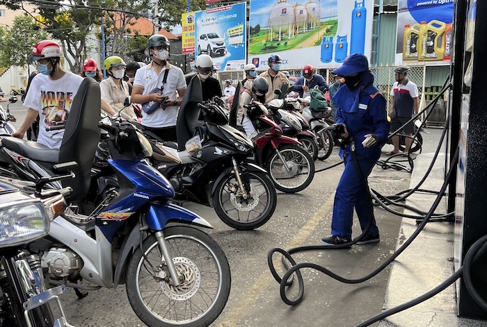 Gente esperando para repostar en Hanoi, Vietnam, el domingo 19 de junio de 2022.