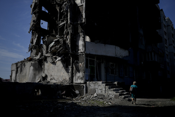 Una Mujer Camina Junto a Un Edificio Destruido Por Los Bombardeos Rusos En Borodyanka En Las Afueras De Kiev Ucrania El Martes De Junio De