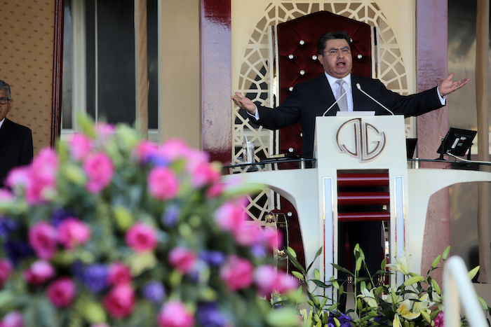 Naasón Joaquín García encabeza un servicio religioso en su iglesia La Luz del Mundo el 9 de agosto de 2018, en Guadalajara, México.