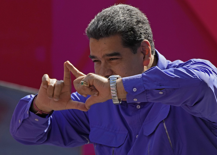 El Presidente Nicolás Maduro Saluda a Simpatizantes Desde El Escenario Durante Un Mitin Por El Día Del Trabajador El De Mayo De En Caracas Venezuela