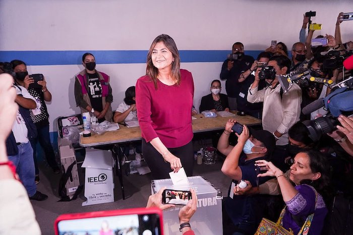 Nora Ruvalcaba Gámez, candidata de Morena a la gubernatura de Aguascalientes, votó desde muy temprana hora.