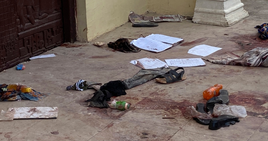 Objetos personales, zapatos y papeles entremezclados con sangre yacen en el piso de la iglesia católica de San Francisco tras un ataque efectuado por hombres armados, el domingo 5 de junio de 2022, en Owo, Nigeria.