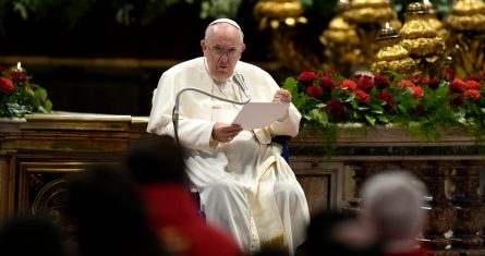 El Papa Francisco preside una misa el domingo 5 de junio de 2022, en la Basílica de San Pedro.