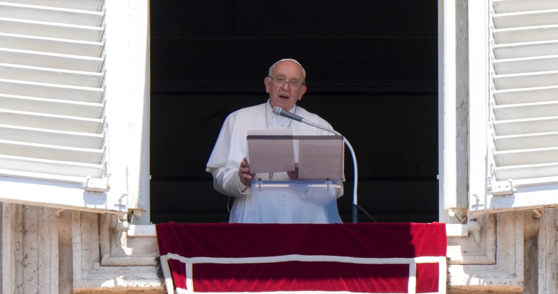 El Papa Francisco ofrece un discurso durante su aparición para la plegaria Regina Coeli desde su estudio con vistas a la Plaza de San Pedro, en el Vaticano, el domingo 12 de junio de 2022.