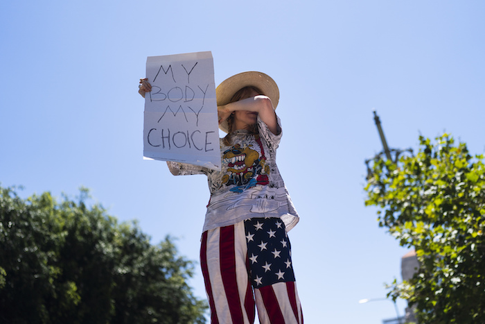 Eleanor Wells Partidiaria Del Derecho a Abortar Se Enjuga Las Lágrimas Durante Una Protesta En Favor De Dicho Derecho El Viernes De Junio De En Los Ángeles El Letrero Dice mi Cuerpo Mi Decisión