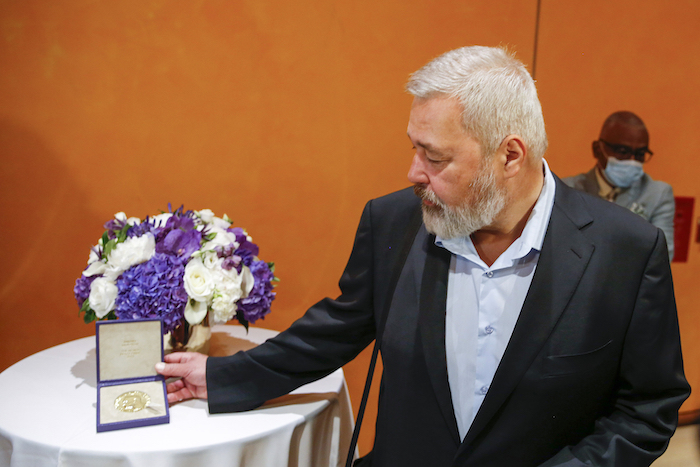 El Premio Nobel De La Paz Dmitry Muratov Editor Del Diario Ruso Novaya Gazeta Posa Junto a Su Medalla De Quilates Antes De Que Sea Subastada En Times Center El Lunes De Junio De En Nueva York