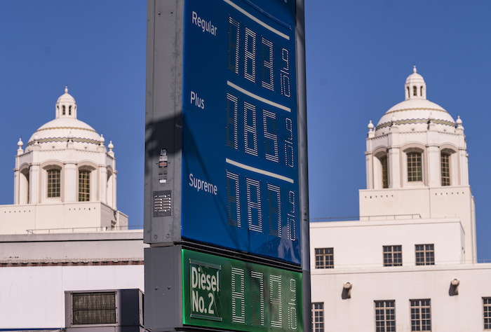 Varios grados de gasolina, con precios superiores a siete dólares el galón, se exhiben en una gasolinera Chevron, 22 de mayo de 2022, en el centro de Los Ángeles.